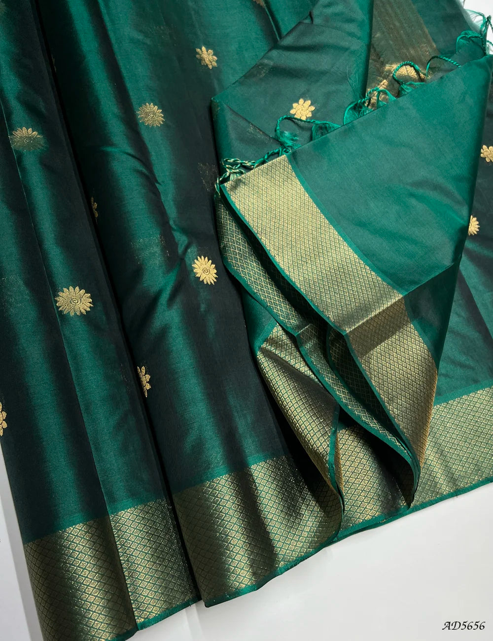 Green - Kanchi Border Soft Silk Saree Pallu View