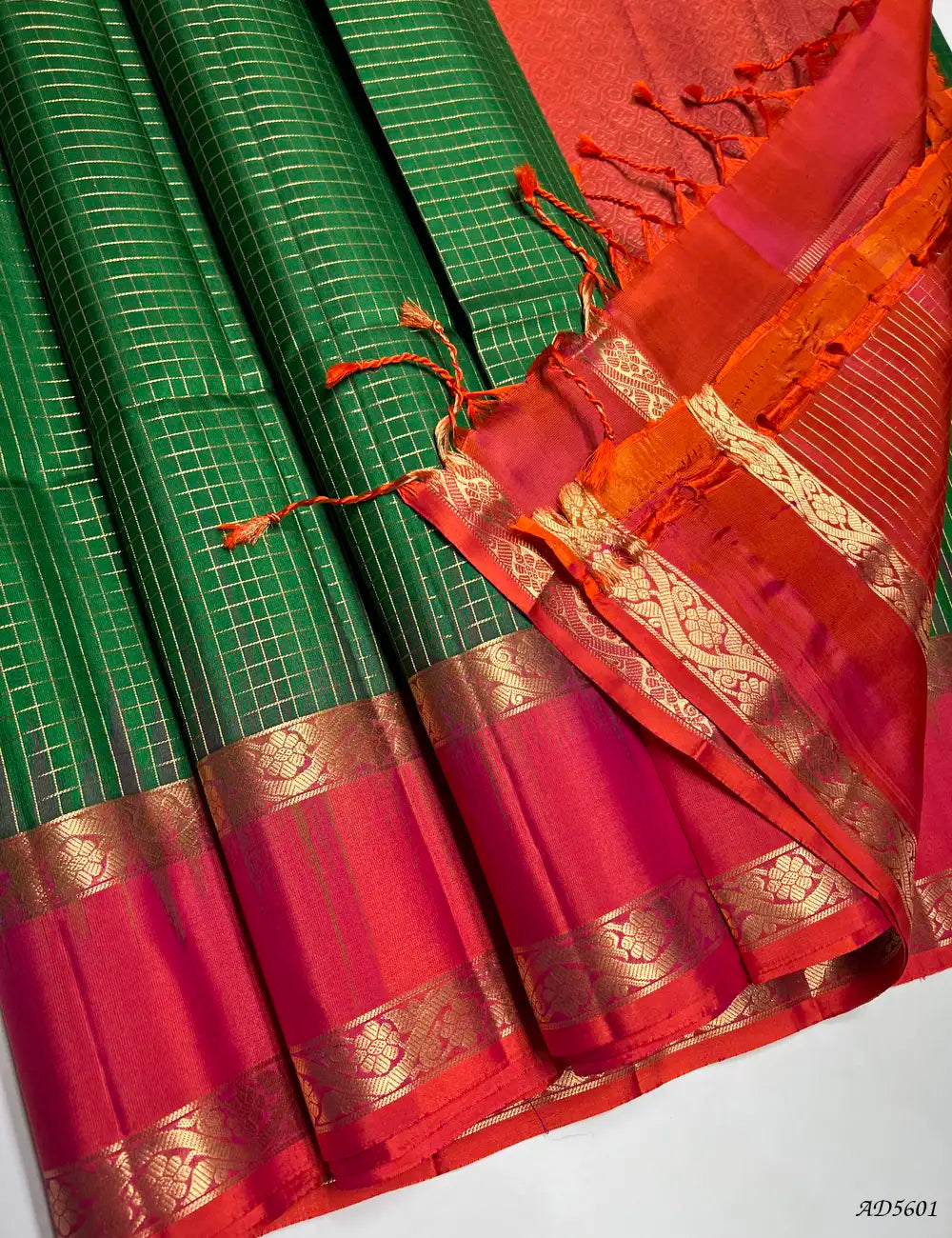 Green & Orangish Pink - Checkerd Retta Pet Soft Silk Saree Pallu View