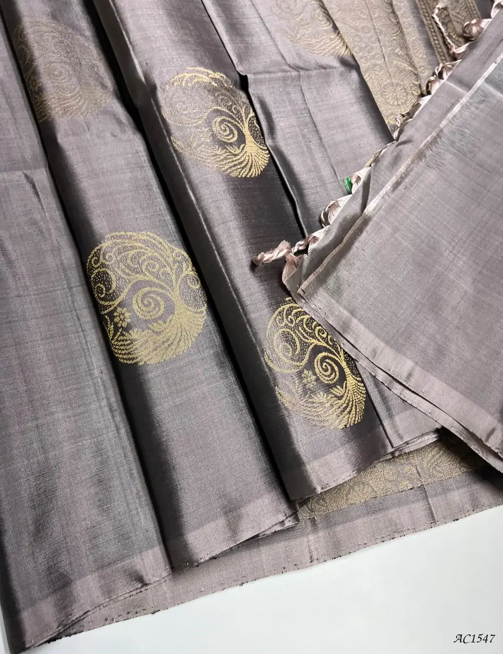 Grey - Soft Silk Saree Pallu View