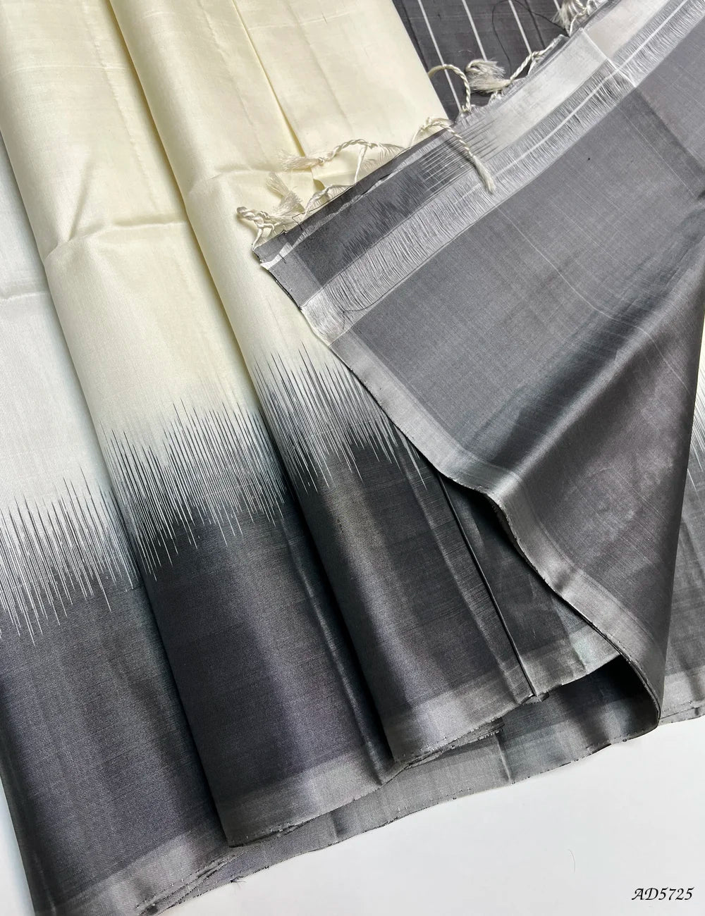 Half White & Black - Plain Contrast Soft Silk Saree Pallu View