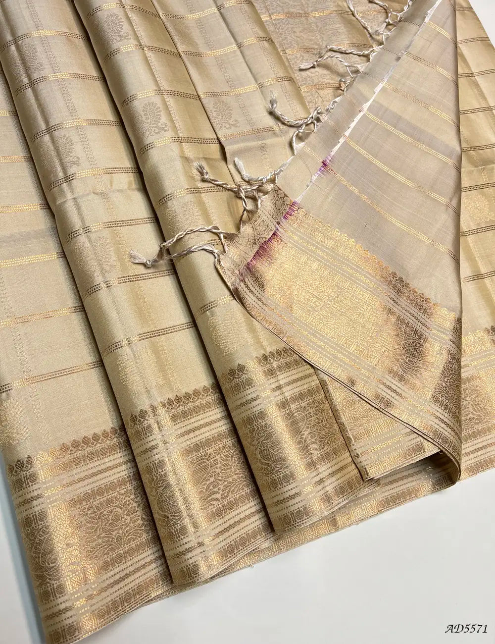 Half White - Checks X Kanchi Border Soft Silk Saree Pallu View