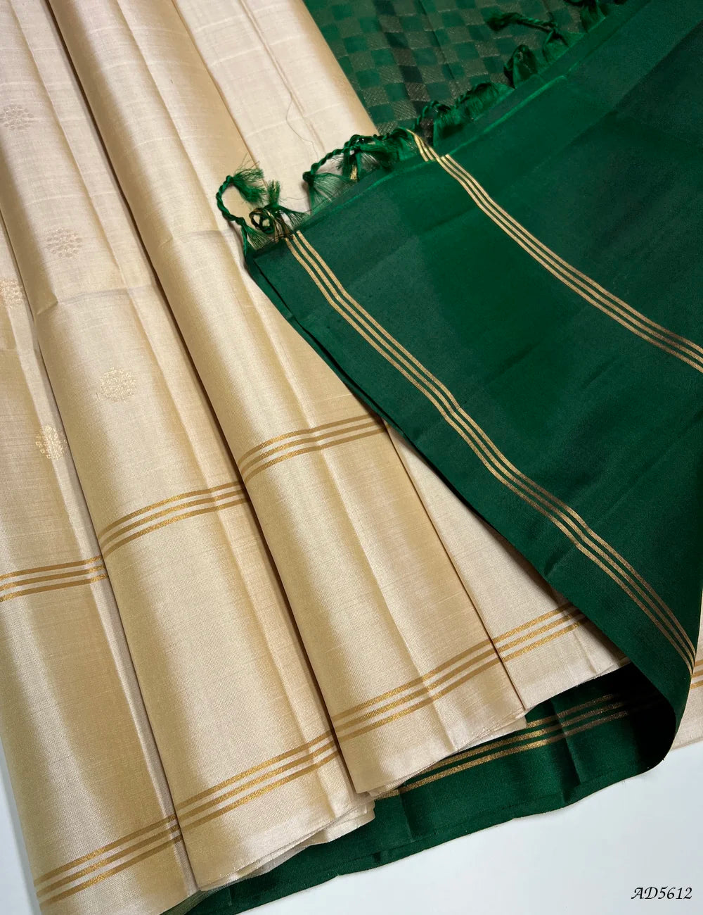 Half White & Green - Soft Silk Saree Pallu View