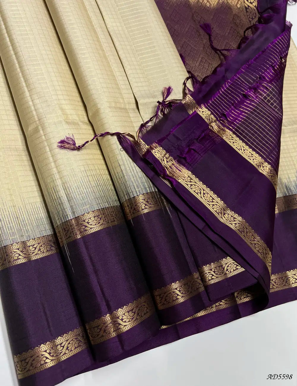 Half White & Purple - Checkerd Retta Pet Soft Silk Saree Pallu View