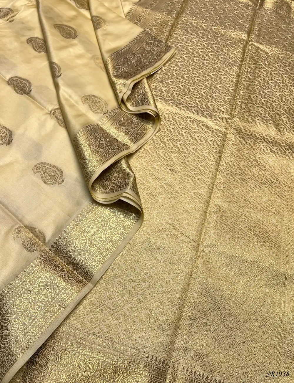 Half White - Semi Banaras Saree Pallu View