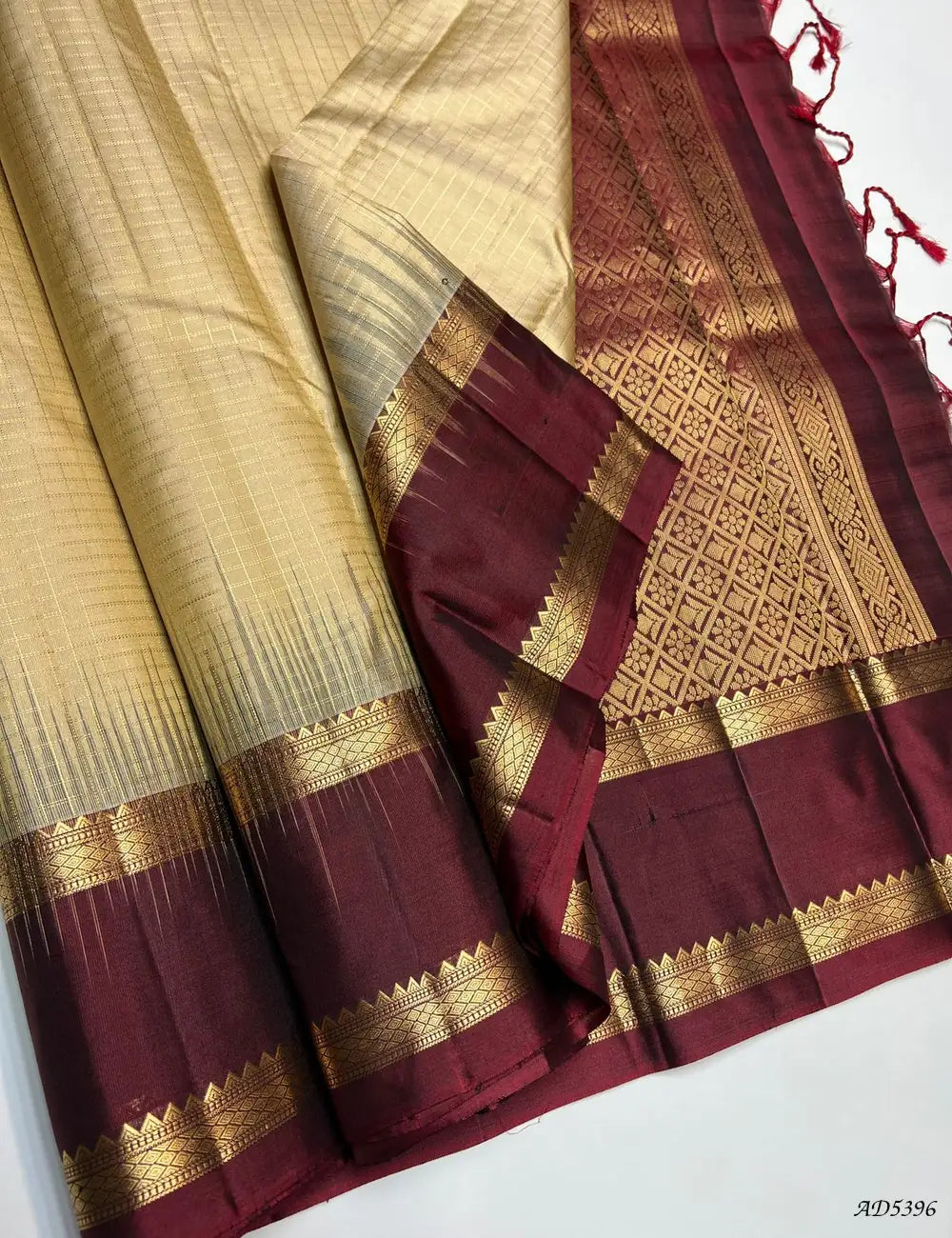 Ivory & Maroon - Checkerd Retta Pet Soft Silk Saree Front View