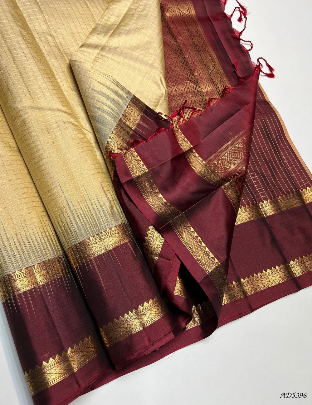 Ivory & Maroon - Checkerd Retta Pet Soft Silk Saree Pallu View