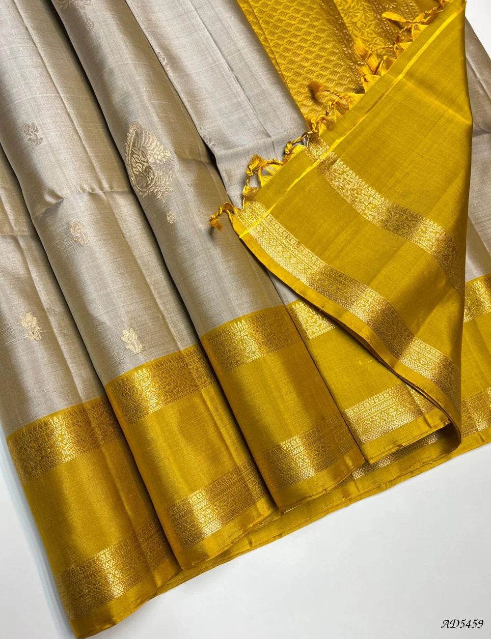 Ivory & Yellow - Retta Pet Border soft Silk Saree Pallu View