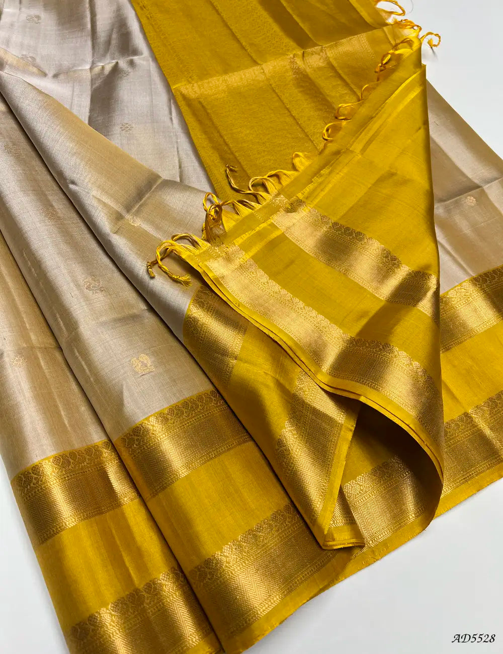 Ivory & Yellow - Retta Pet Border soft Silk Saree Pallu View
