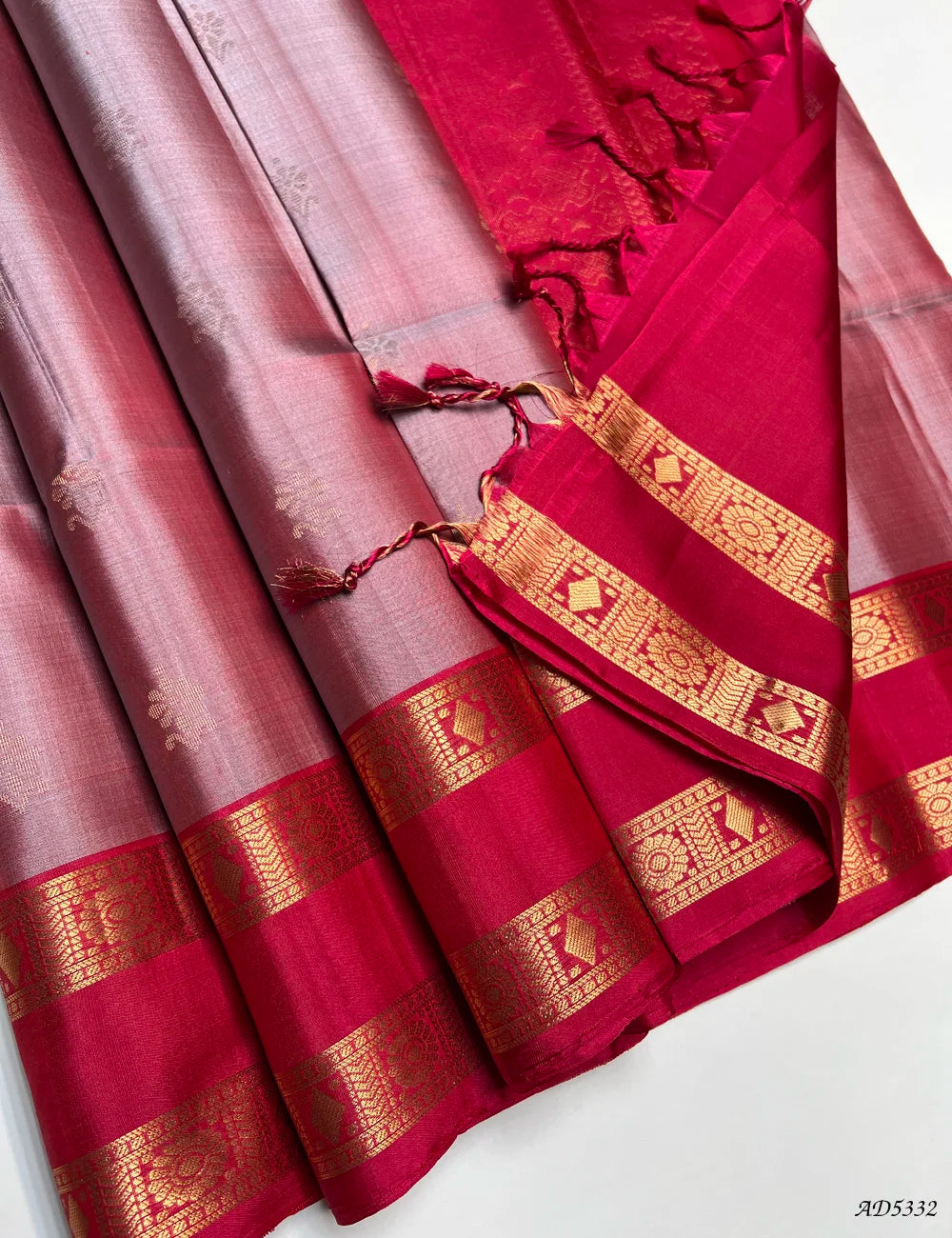 Light Red & Red - Retta Pet Border Soft Silk Saree Pallu View