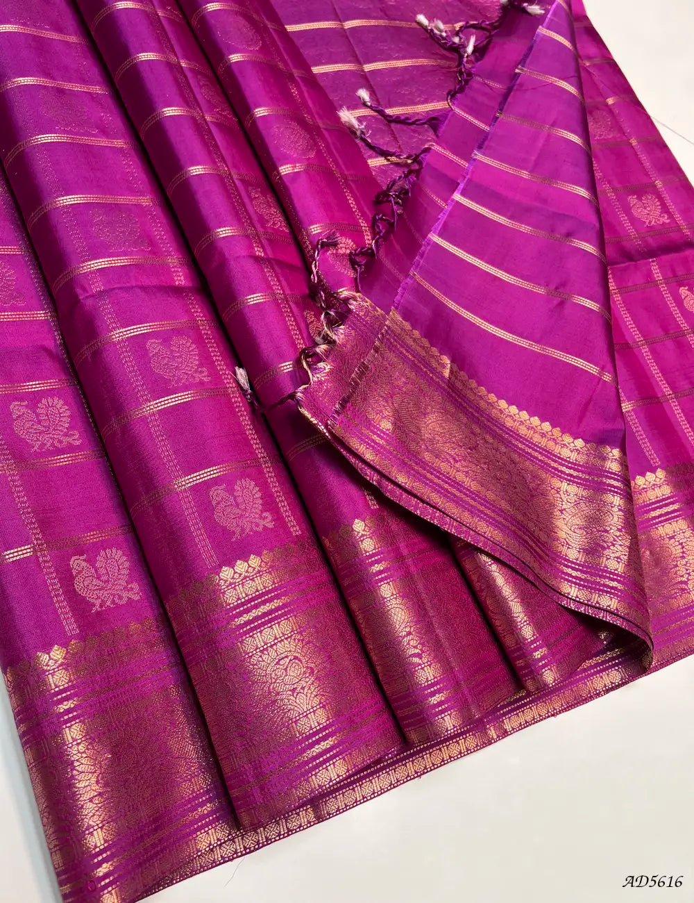 Magenta - Checkerd X Kanchi Border Soft Silk Saree Pallu View