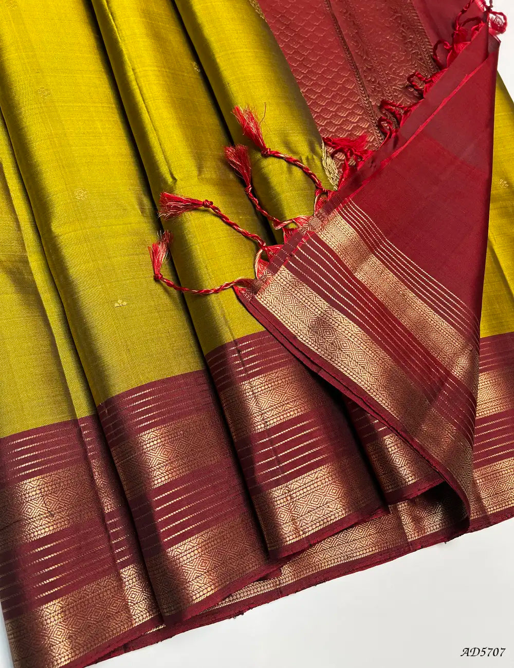 Mehendi Green & Maroon - Kanchi Border Soft Silk Saree Pallu View