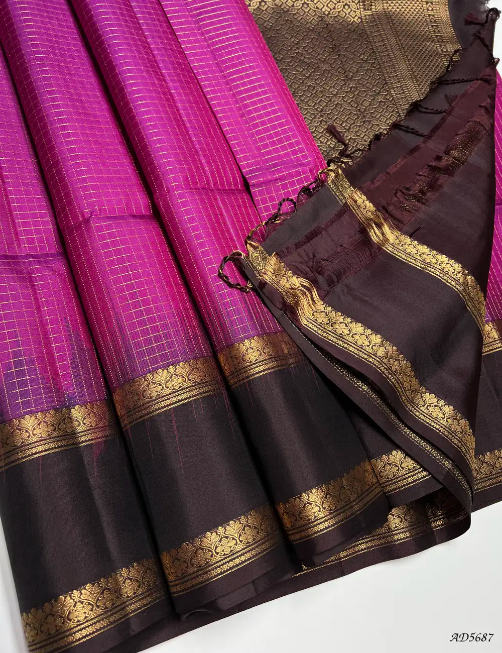 Mulberry & Coffee Brown -  Checkerd Retta Pet Border Soft Silk Saree Pallu View
