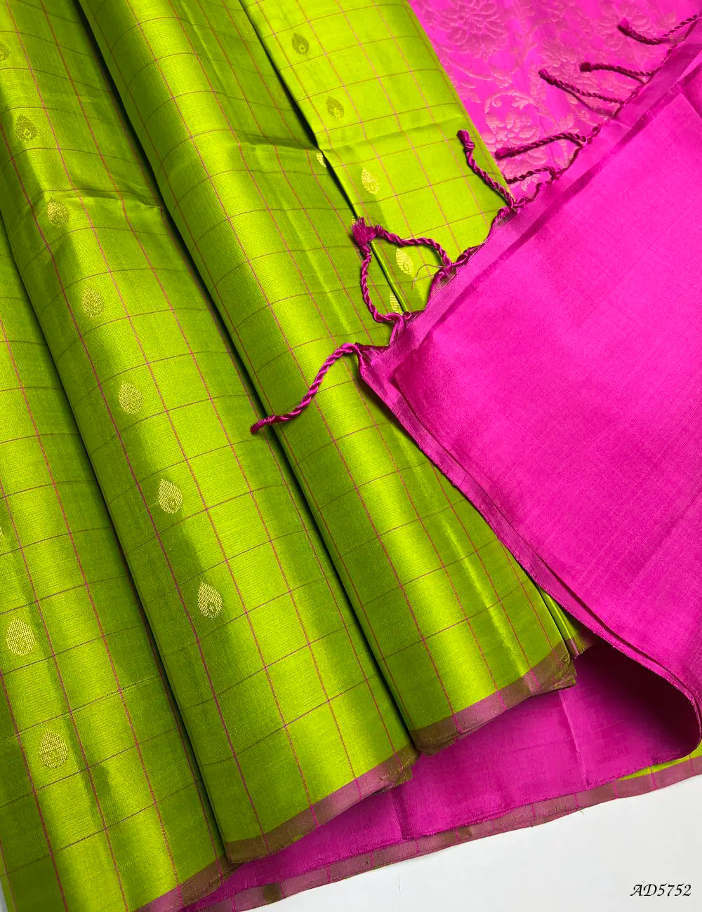 Parrot Green &Pink - Checkerd Soft Silk Saree Pallu View