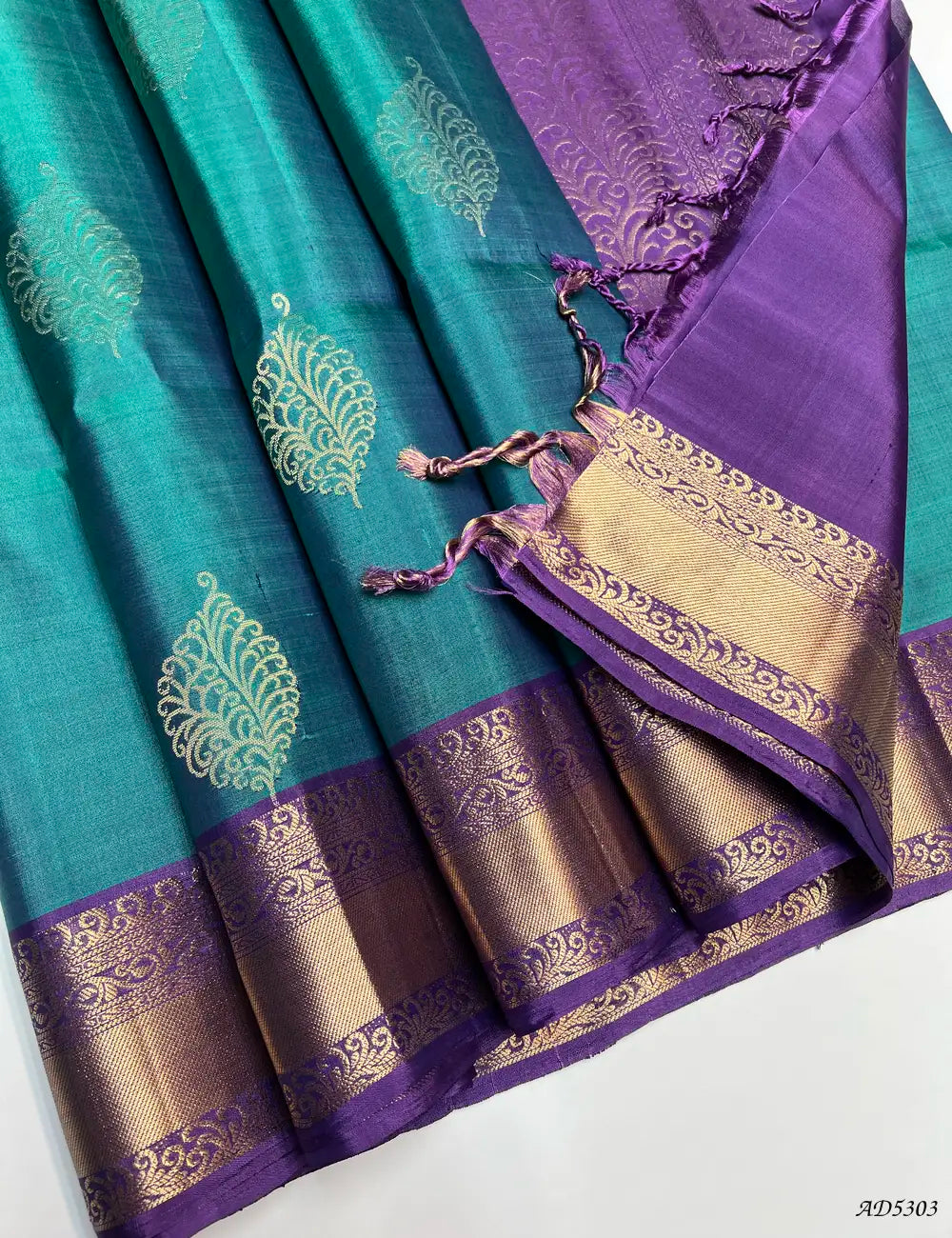 Persian Green & Mauve Purple - Kanchi Border Soft Silk Saree Pallu View