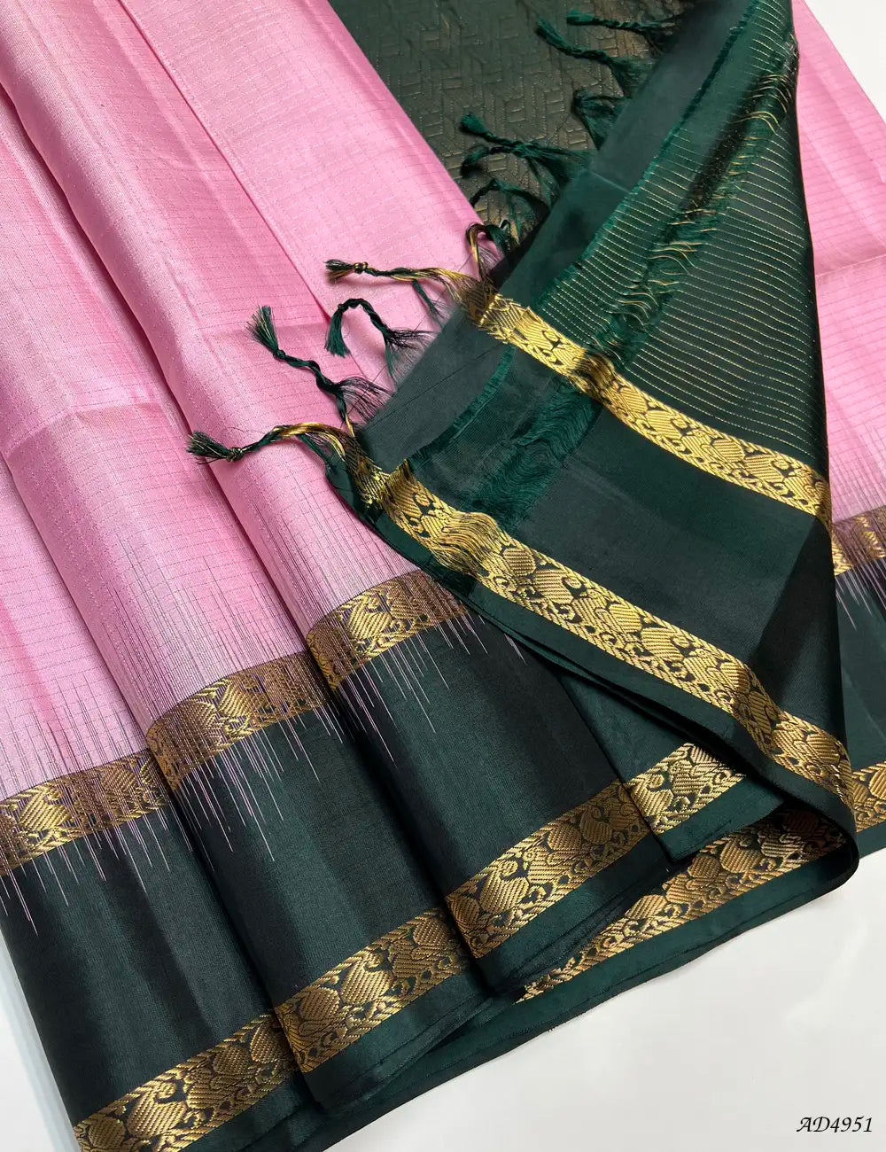 Pink & Green - Checkerd Retta Pet Soft Silk Saree Pallu View