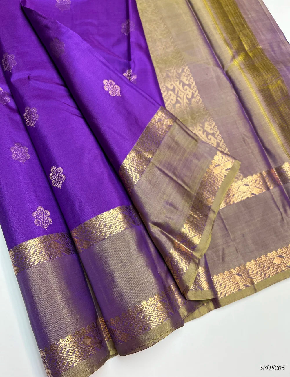 Purple & Golden - Retta Pet Border Soft Silk Saree Pallu View
