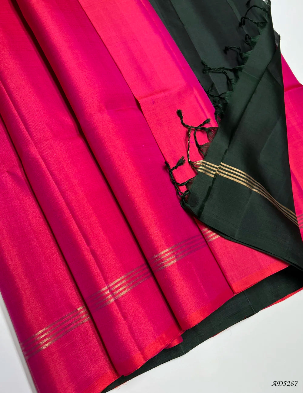 Rani Pink & Dark Green - Contrast Plain Soft Silk Saree Pallu View