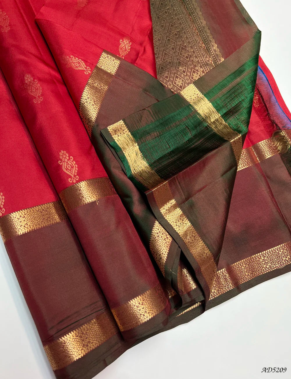 Red & Dual Tone Green - Retta Pet Border Soft Silk Saree Pallu View