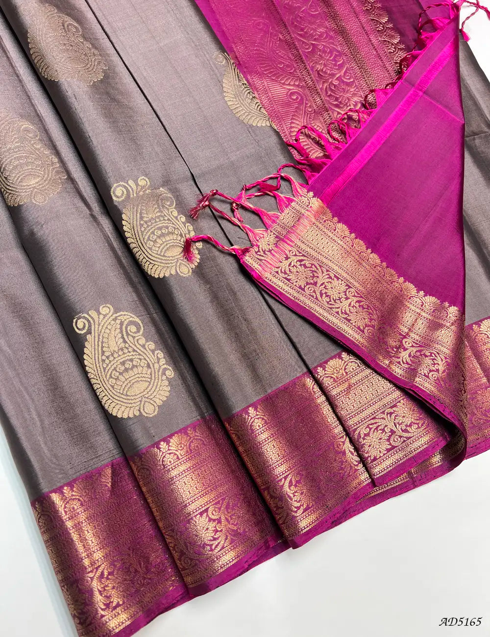 Silver  Grey & Magenta - Kanchi Border Soft Silk Saree Pallu View