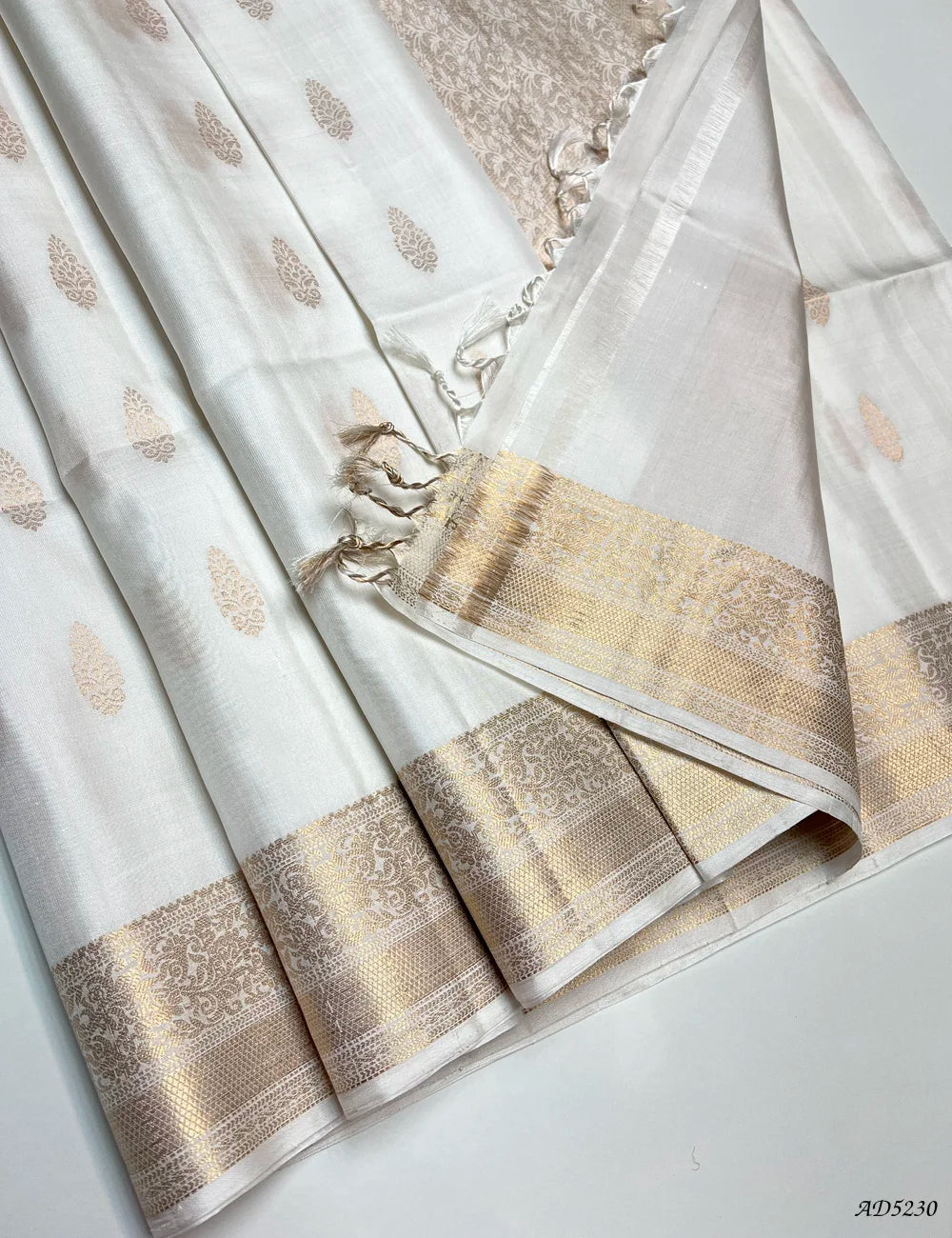 White - Kanchi Border Soft Silk Saree Pallu View