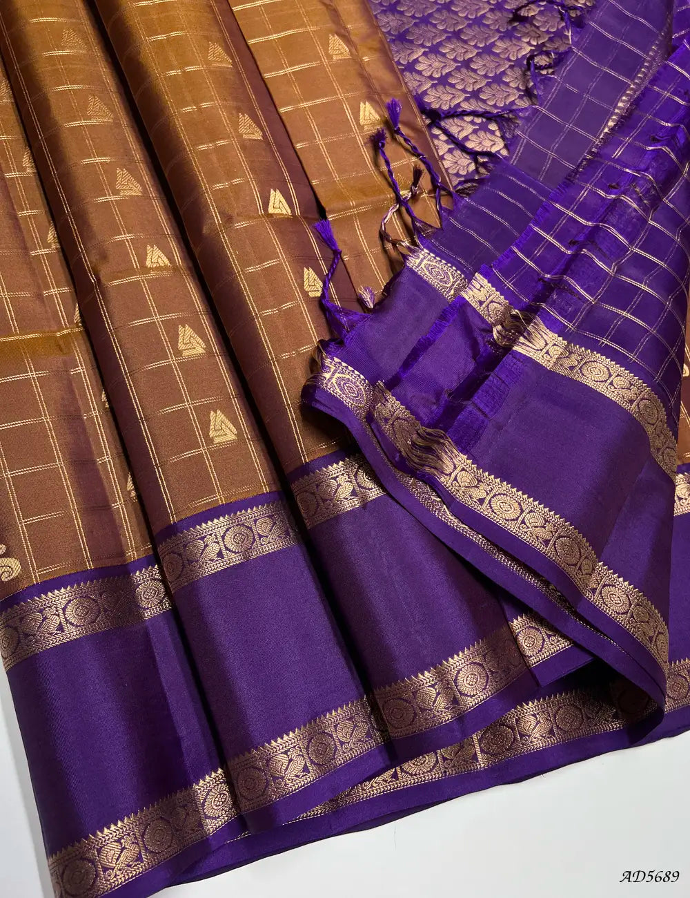 Wooden Brown & Purple -  Checkerd Retta Pet Border Soft Silk Saree Pallu View