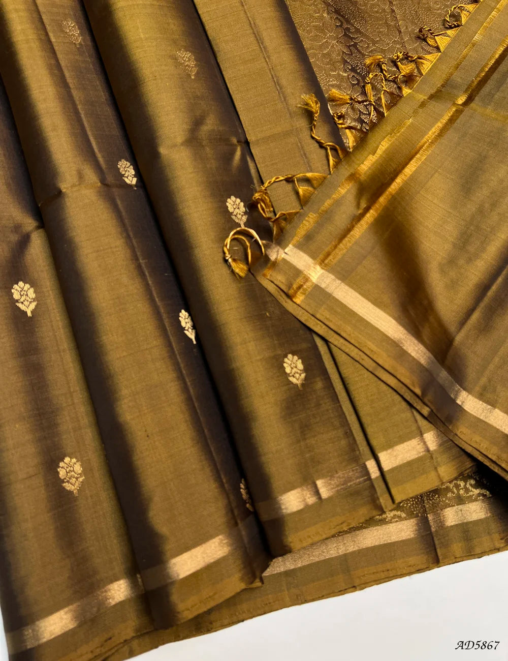 Wooden brown - Soft Silk Saree Pallu View