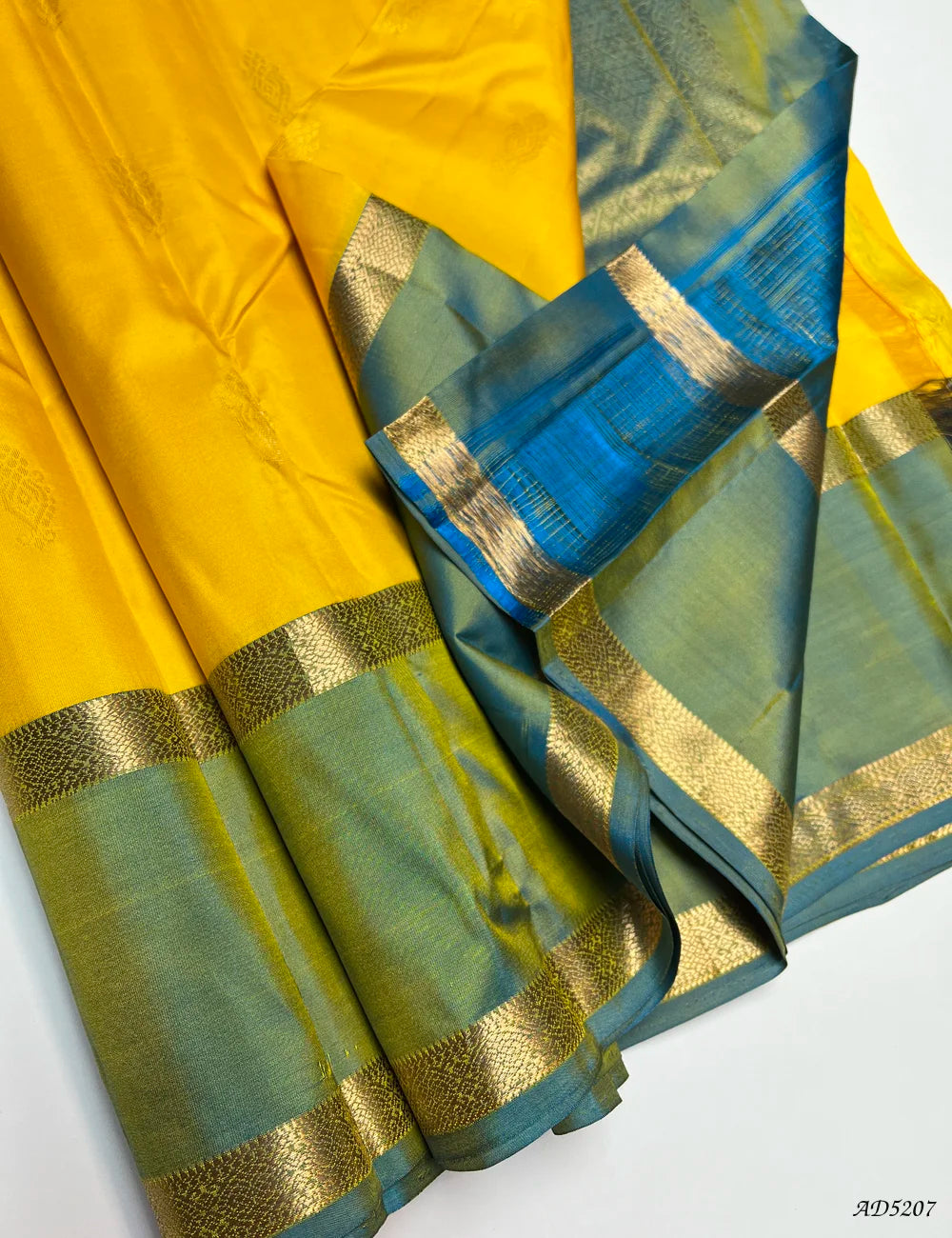 Yellow & Dual Tone Green - Retta Pet Border Soft Silk Saree Pallu View